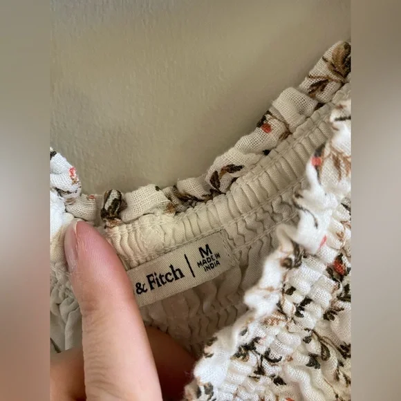 Abercrombie & Fitch Off The Shoulder Smocked Waist Peplum Top Size Medium - Picture 4 of 5